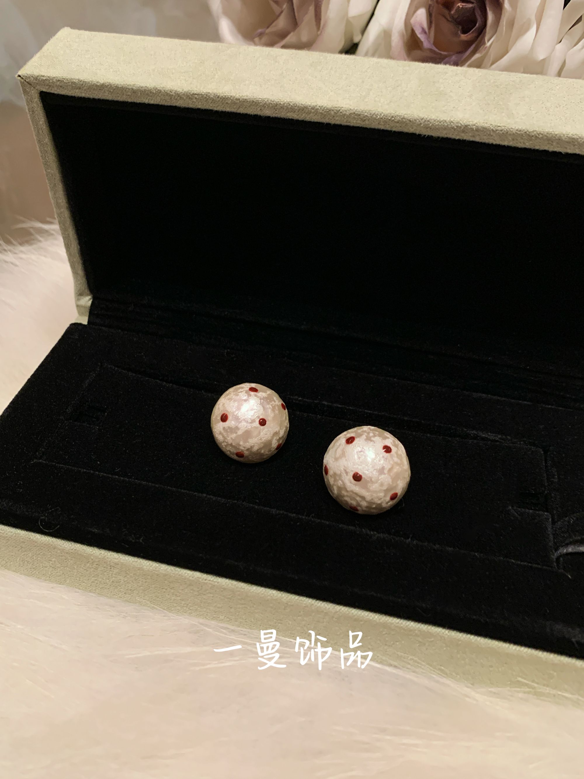 铜合金仿珍珠耳饰 韩系减龄少女感清晰红波点白球耳钉MZ4549