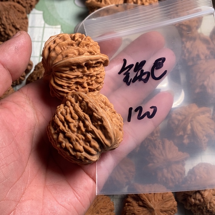 锅***巴文玩核桃把件核桃