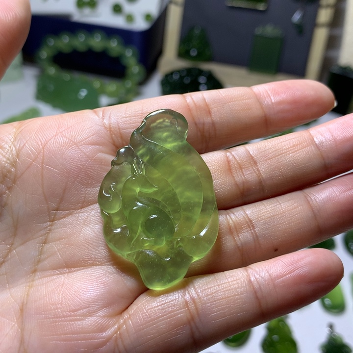岫玉未镶嵌颈饰吊坠