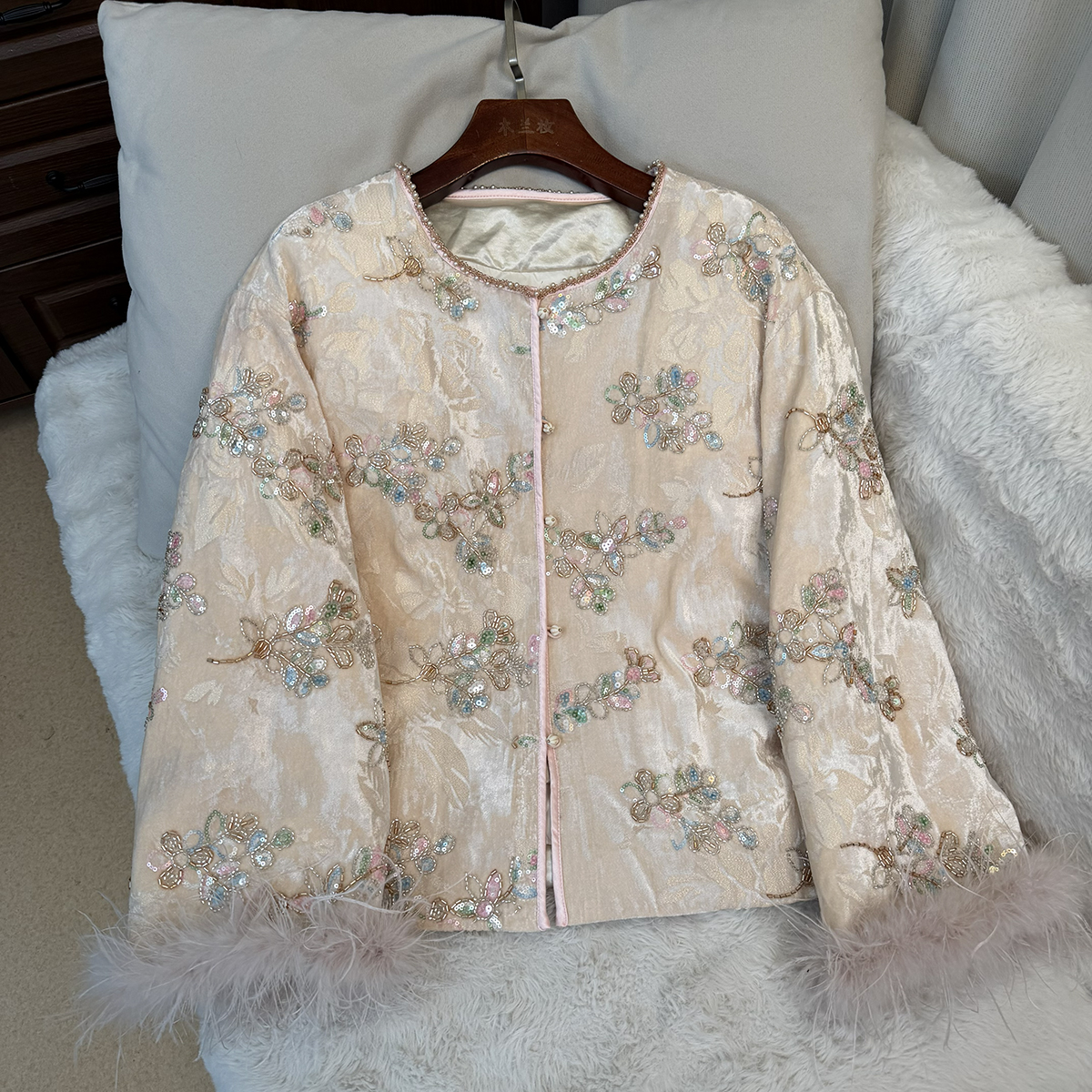 【简汐】新中式精致刺绣花朵鸵鸟毛袖口国风羽绒服外套2025女秋冬