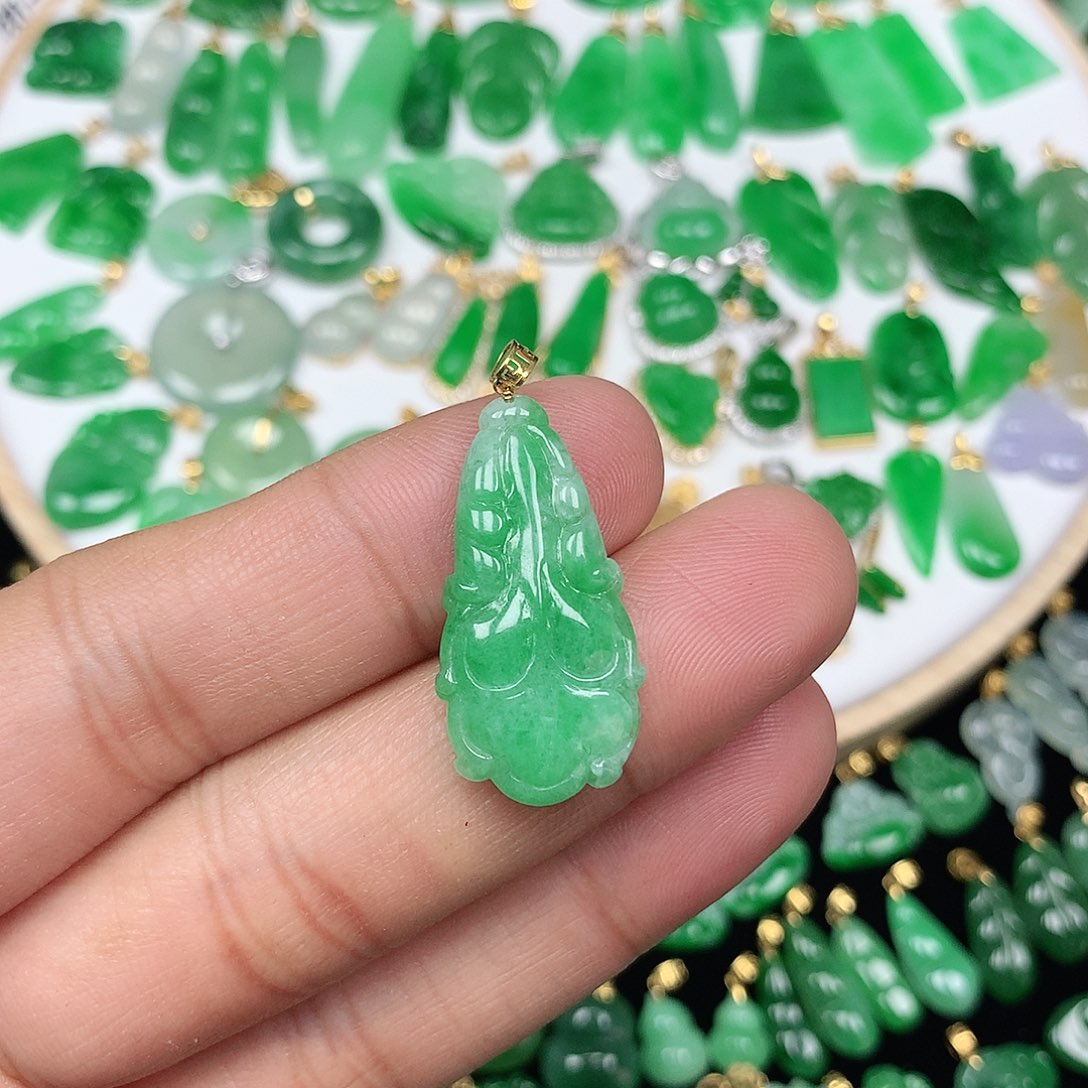 翡翠颈饰18K金镶嵌。*精美飘阳绿白菜