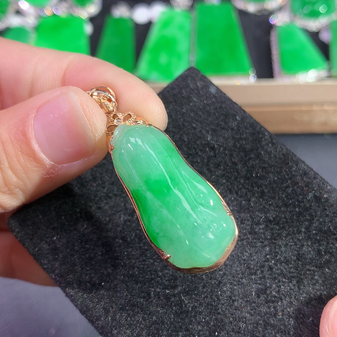 翡翠吊坠(赠链)18K金镶嵌