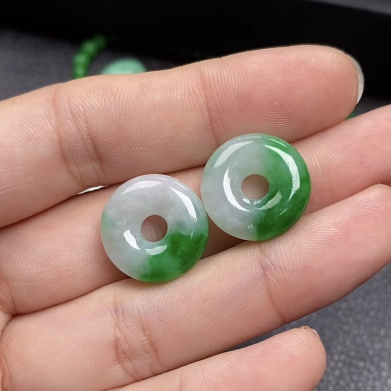 翡翠A货白底青甜甜圈
