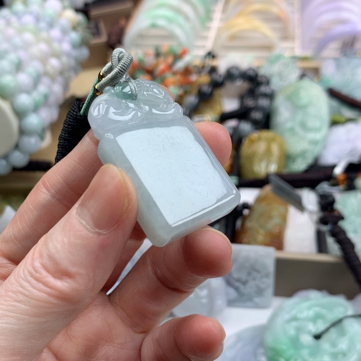 翡翠颈饰未镶嵌吊坠