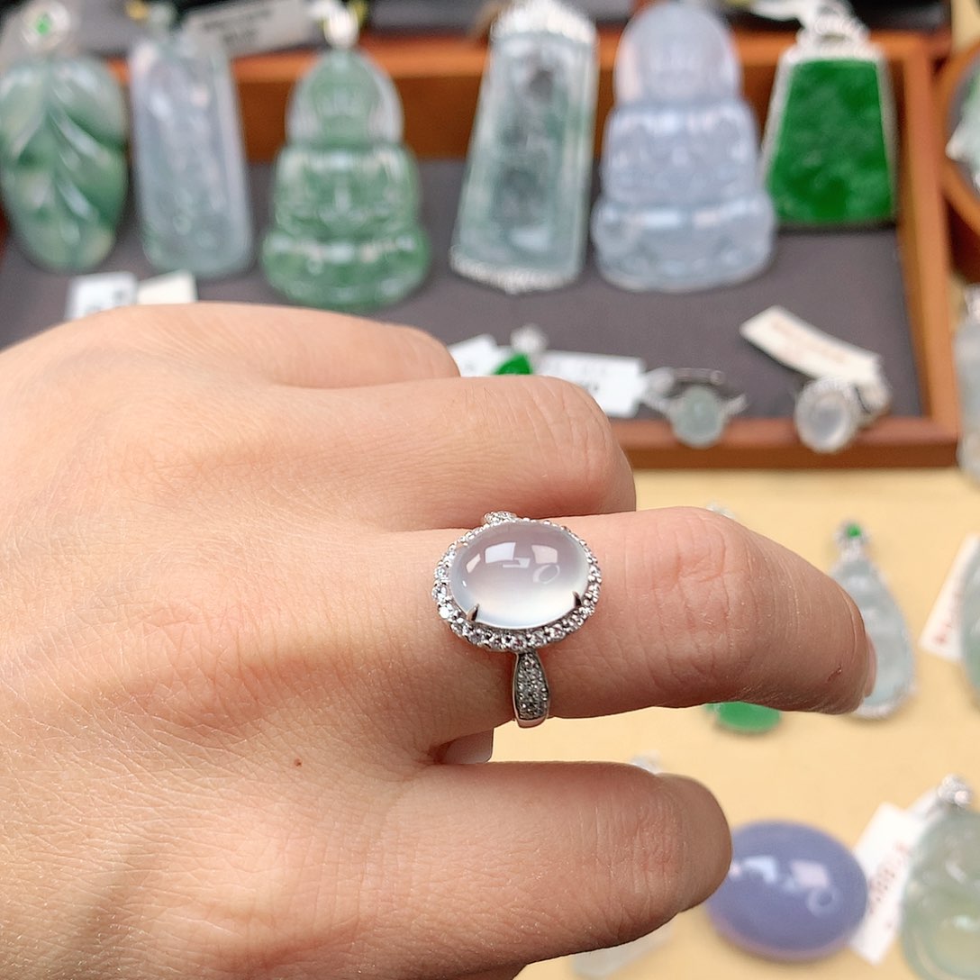 翡翠颈饰18K金镶嵌蛋面戒指