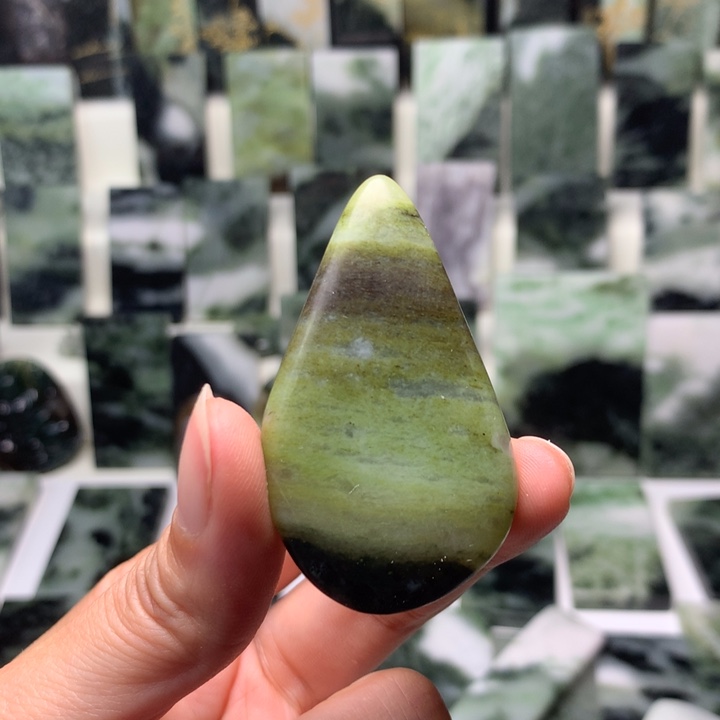 独山玉颈饰未镶嵌