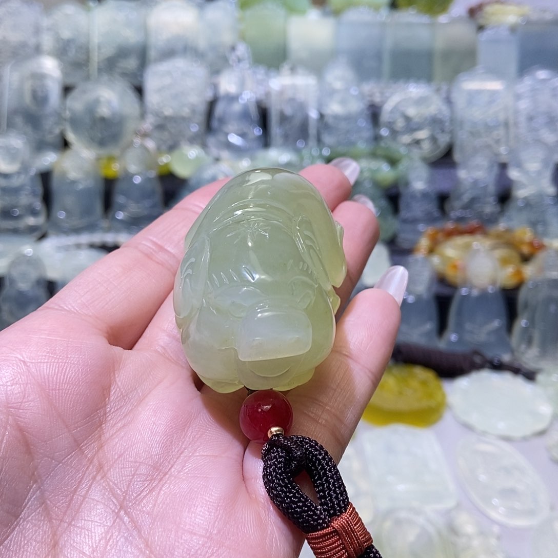 岫玉发财猪手把件未镶嵌