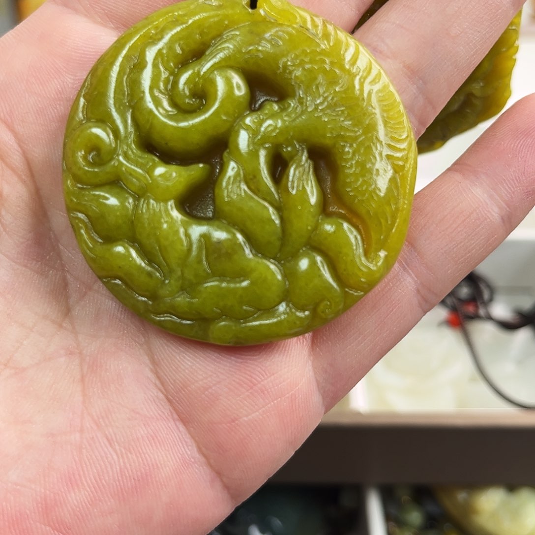 蛇纹石玉颈饰未镶嵌