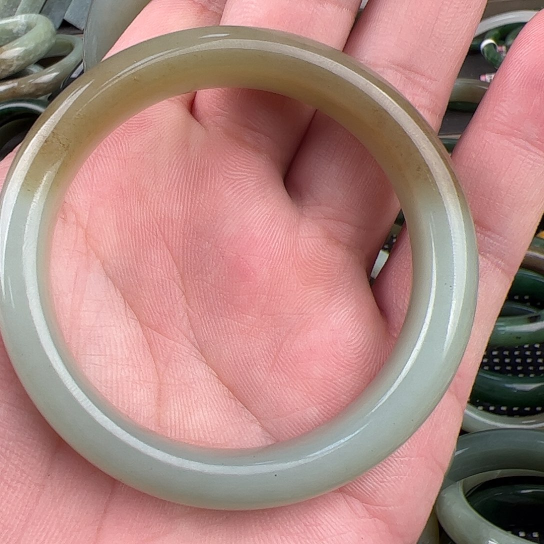 余***好和田玉未镶嵌手镯