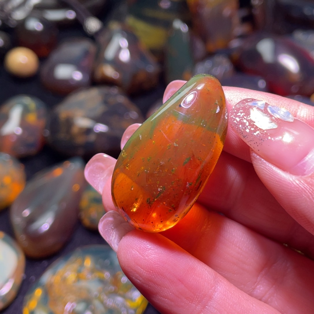 琥珀裸石未镶嵌。