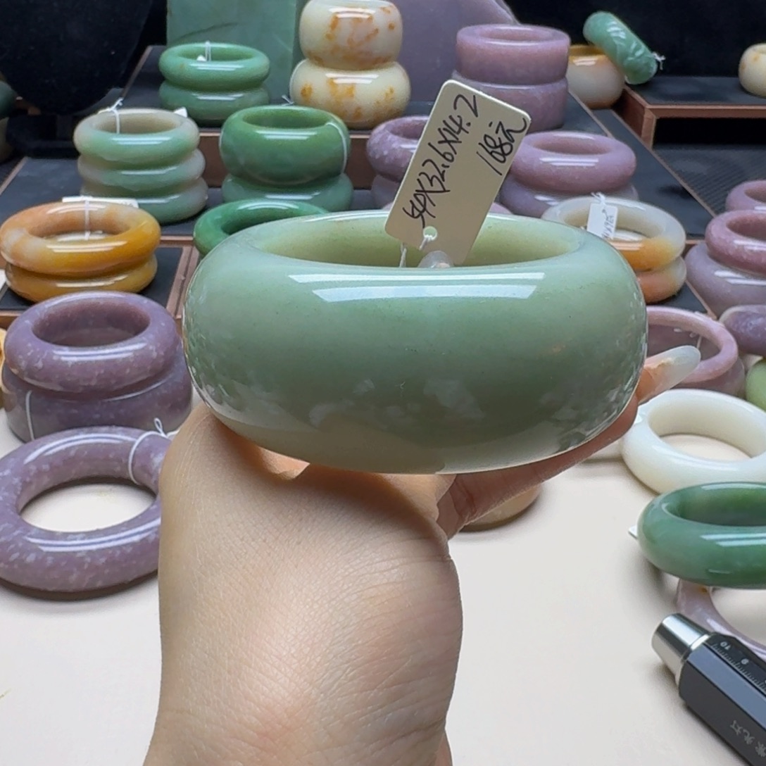 戚***石英质玉未镶嵌手镯