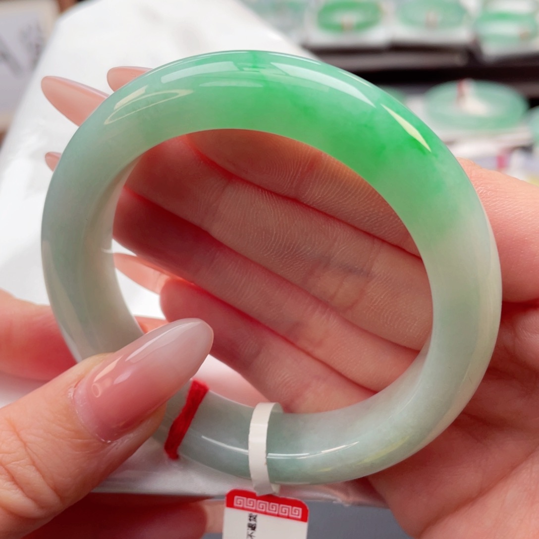翡翠未镶嵌手镯55.0渐变阳绿半山水 春色满园关不住12
