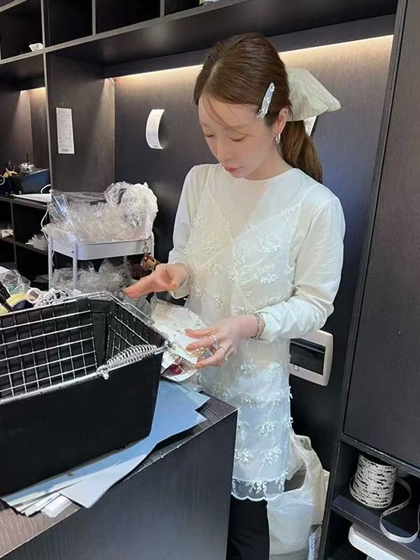 루루가−（Miu系千金）韩国东大门千金风白色蕾丝吊带连衣裙长袖套装女