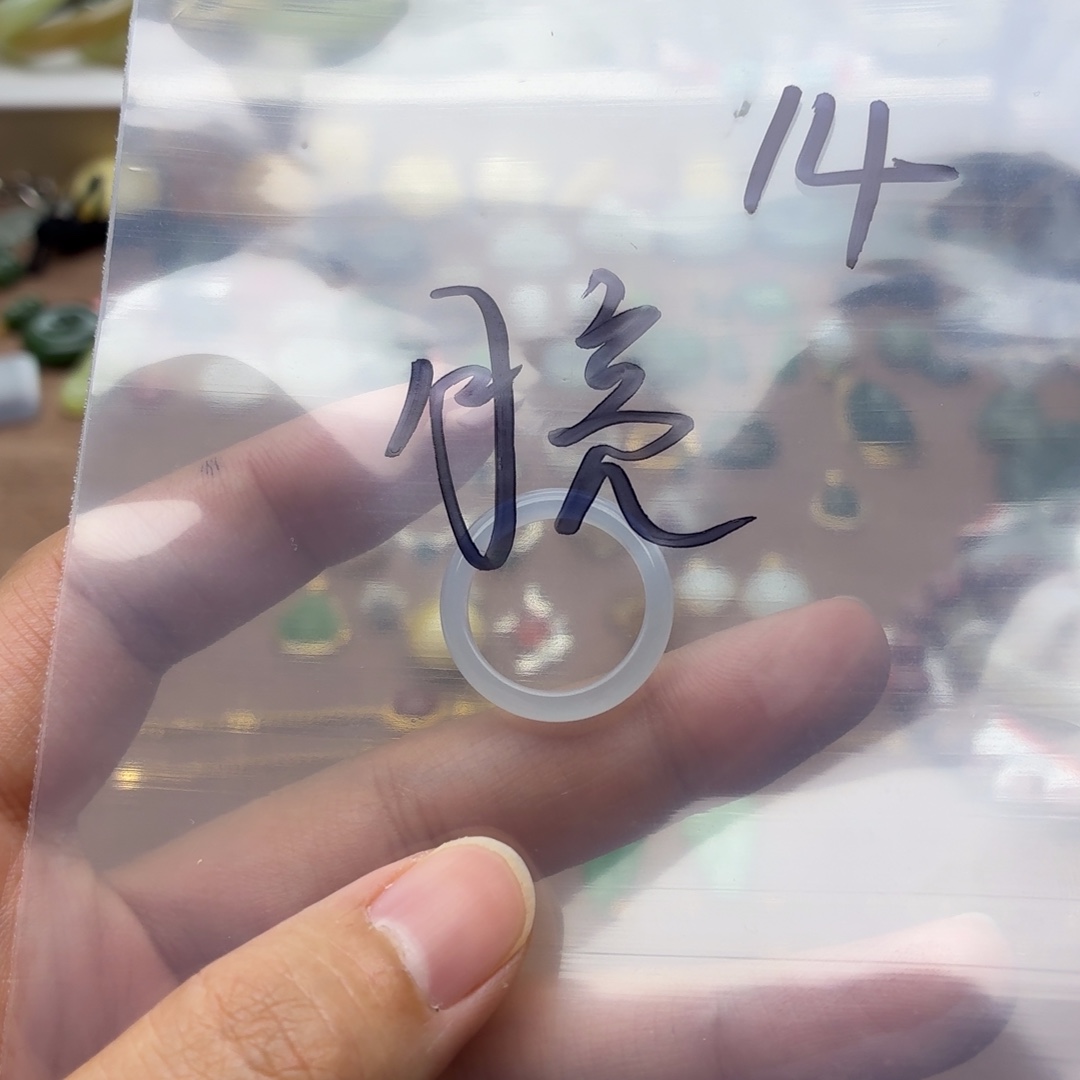 邪***亮和田玉未镶嵌耳饰