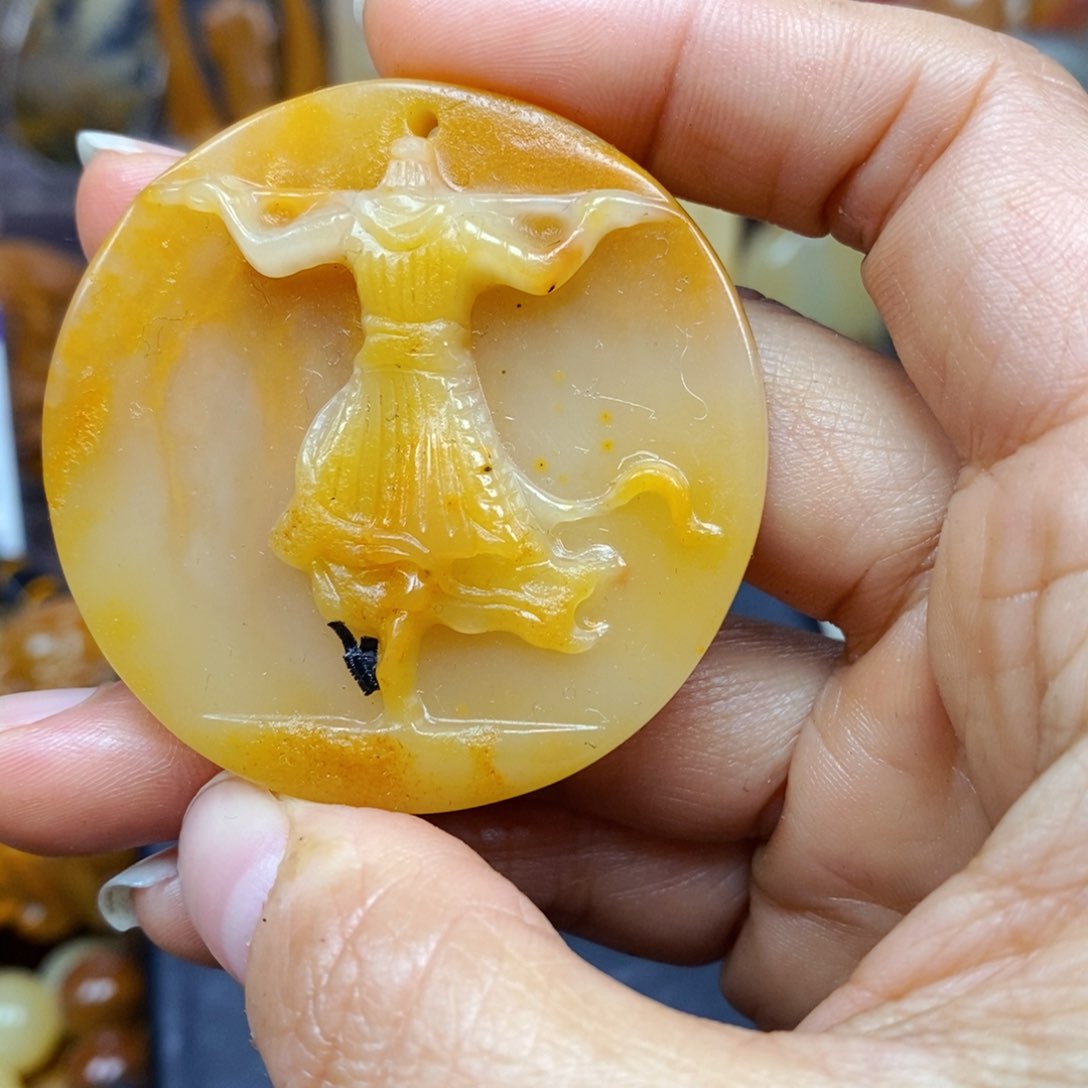 石英质玉（黄龙玉）颈饰未镶嵌