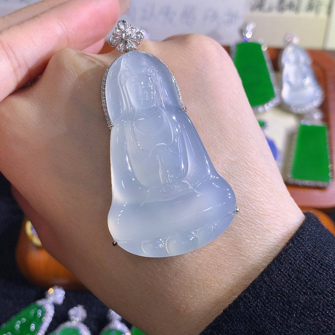 颈饰18K金镶嵌翡翠