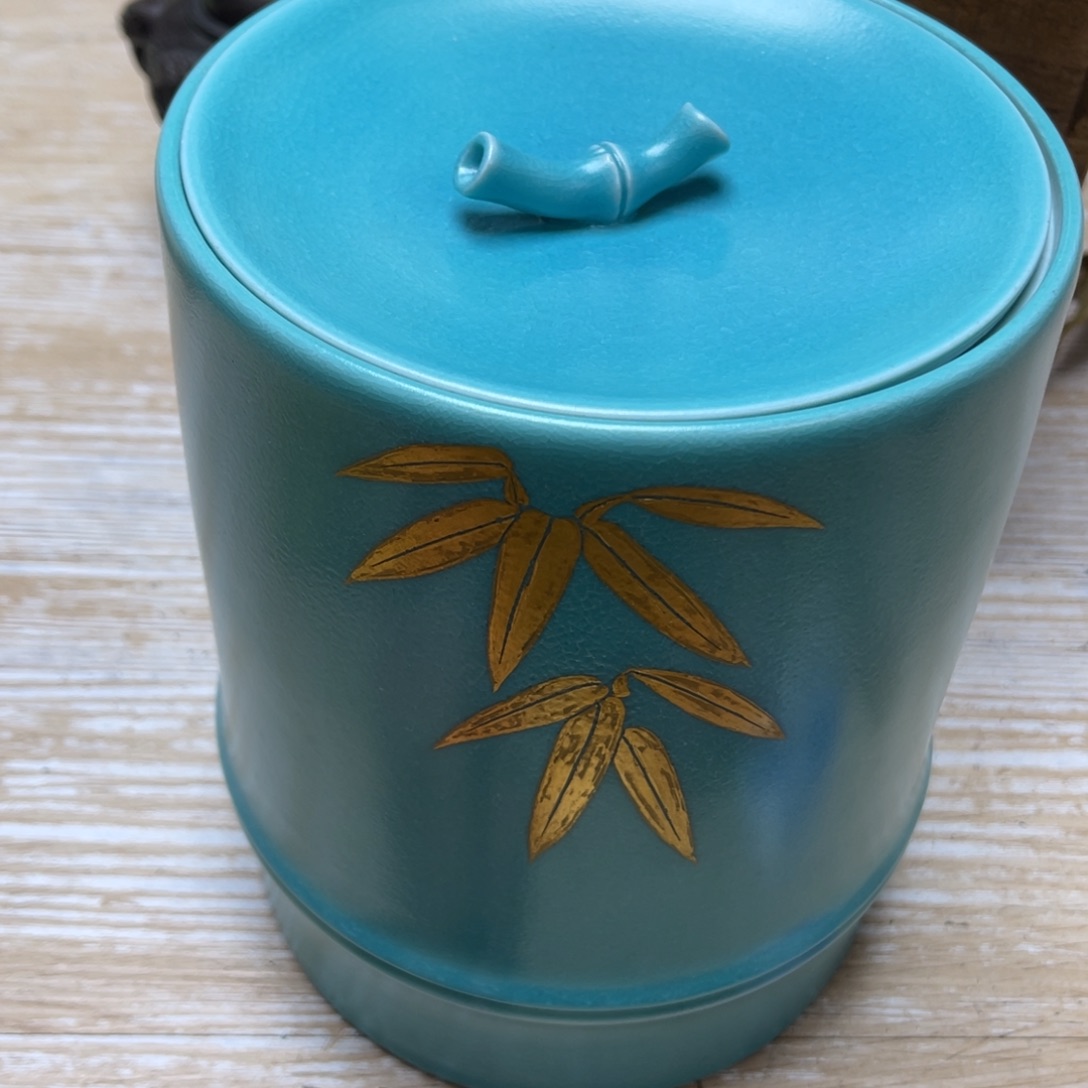 瓷片密密麻麻地排列着一个