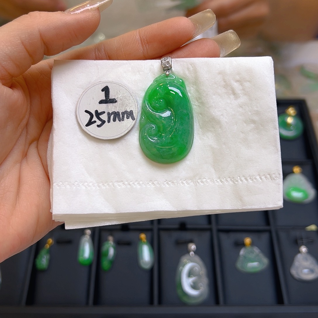 翡翠颈饰18K金镶嵌翡翠