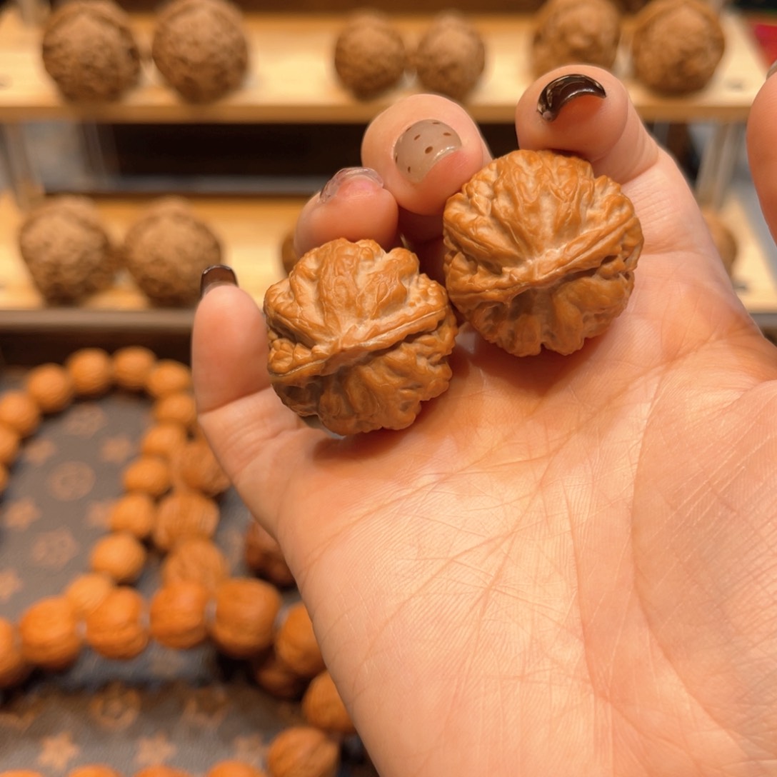 文玩核桃把件珊瑚球