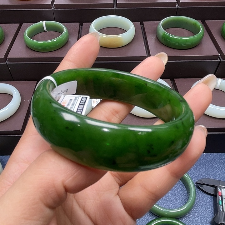 和田玉（碧玉）未镶嵌手镯