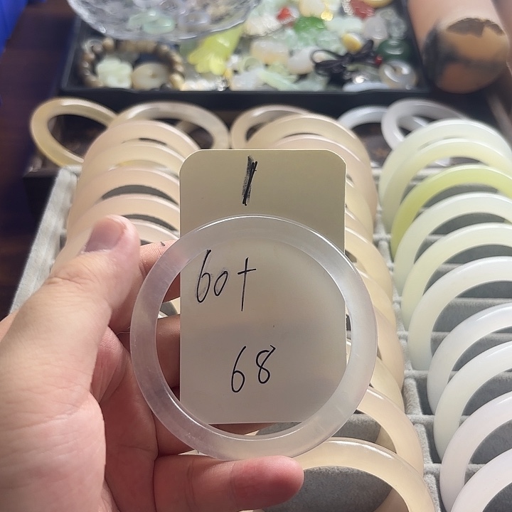 石英质玉未镶嵌手镯1