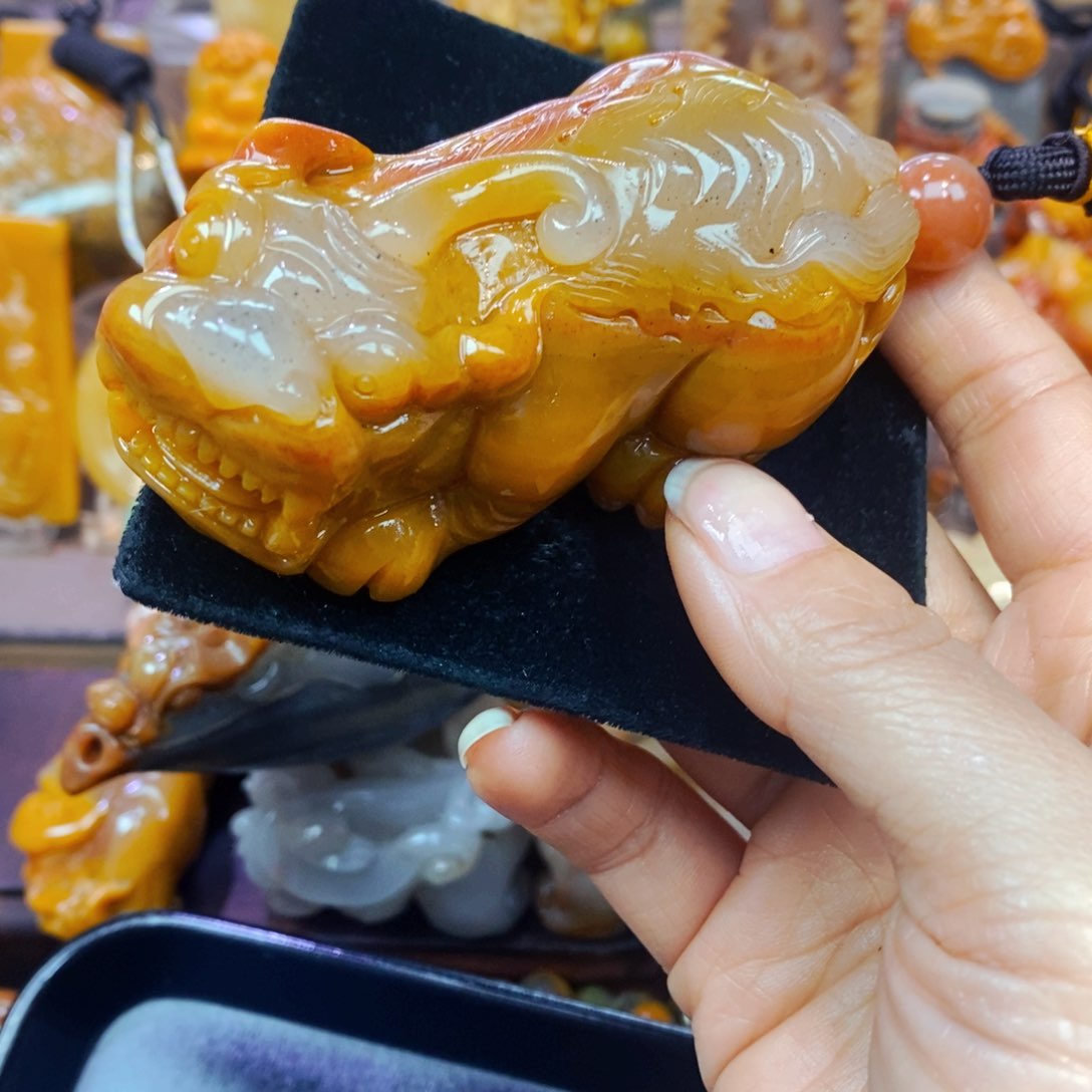 未镶嵌石英质玉（黄龙玉）颈饰