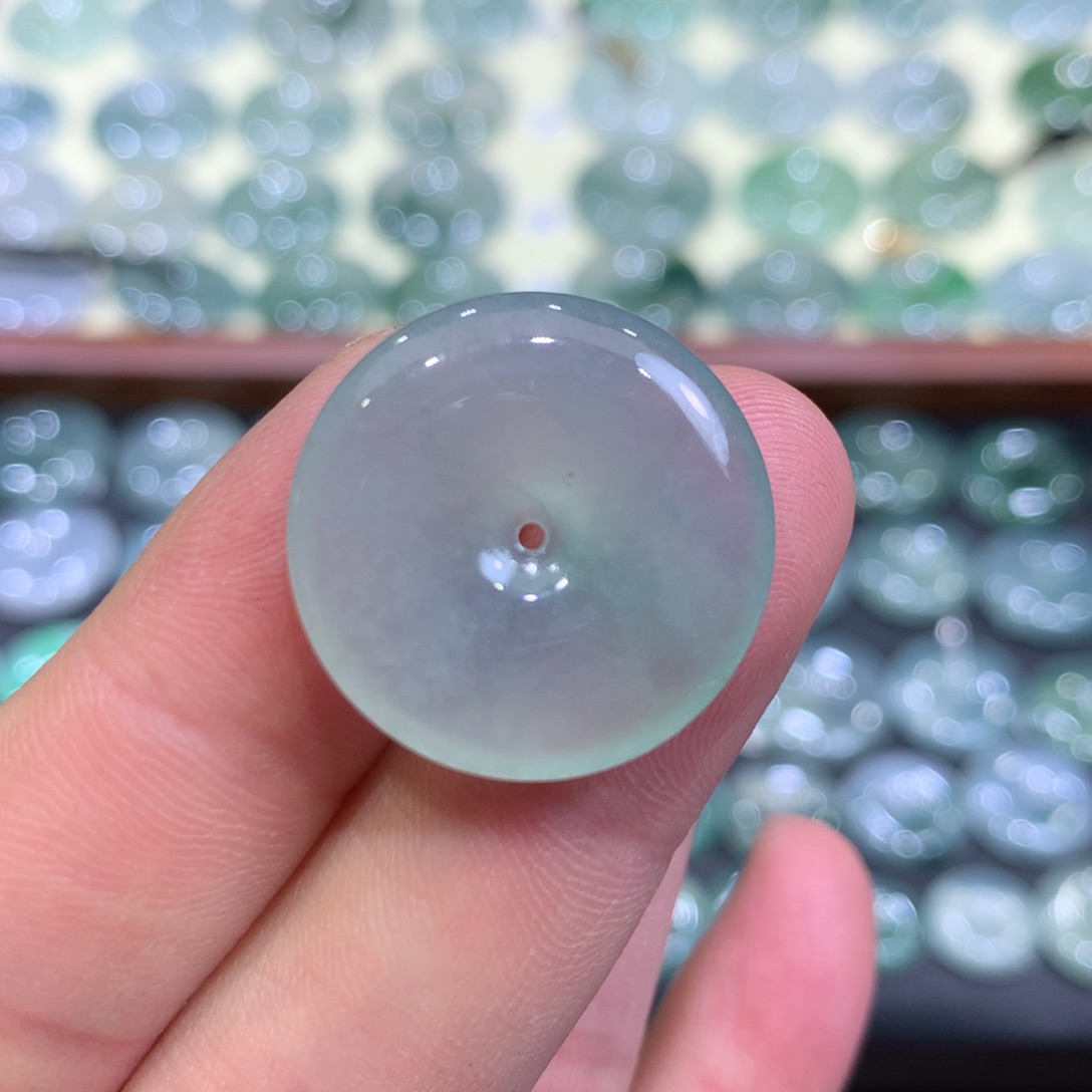 翡翠颈饰未镶嵌平安扣