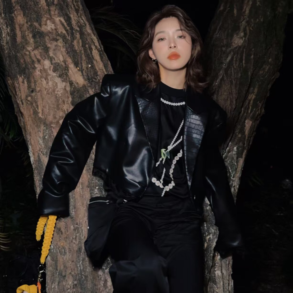 “毒药”利落枪驳领拼纱皮衣