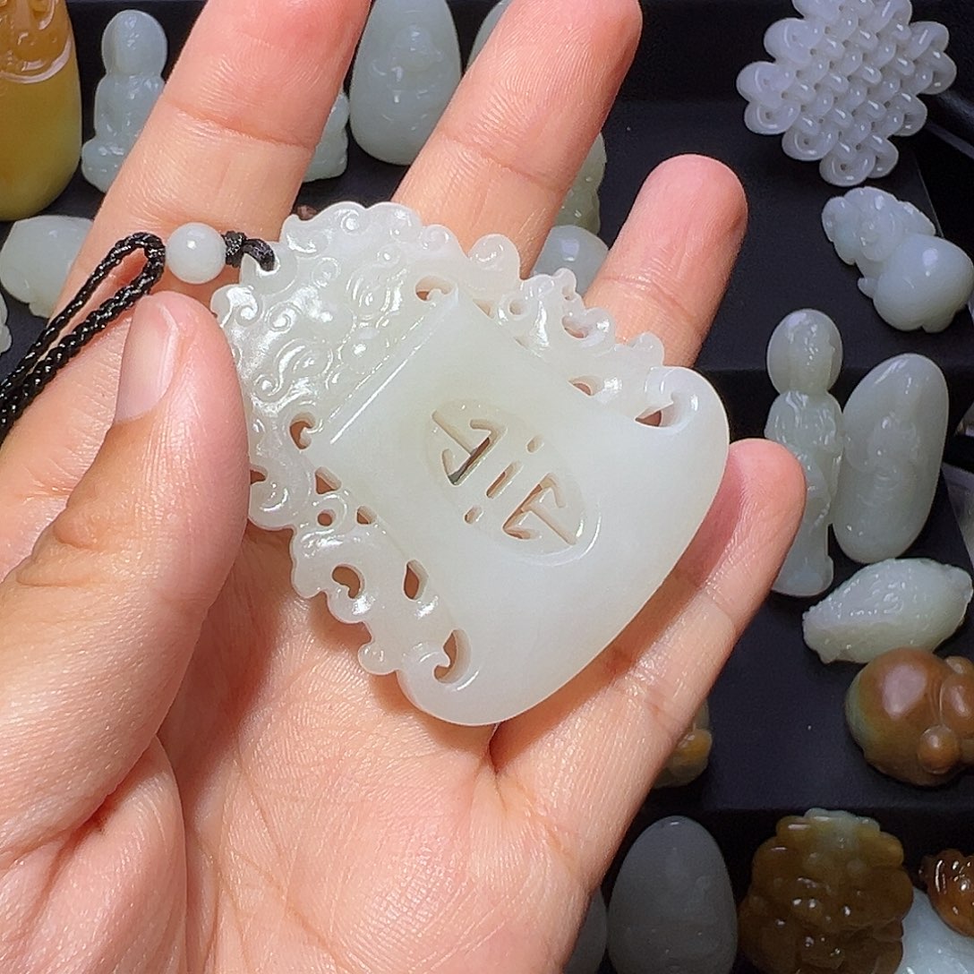 七***哥和田玉未镶嵌颈饰