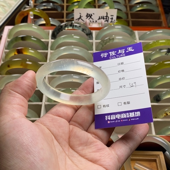 乔***乔未镶嵌蛇纹石玉手镯
