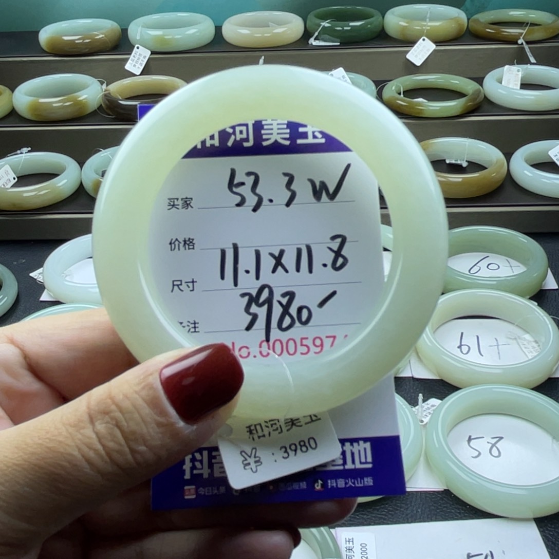 和田玉手镯未镶嵌?
