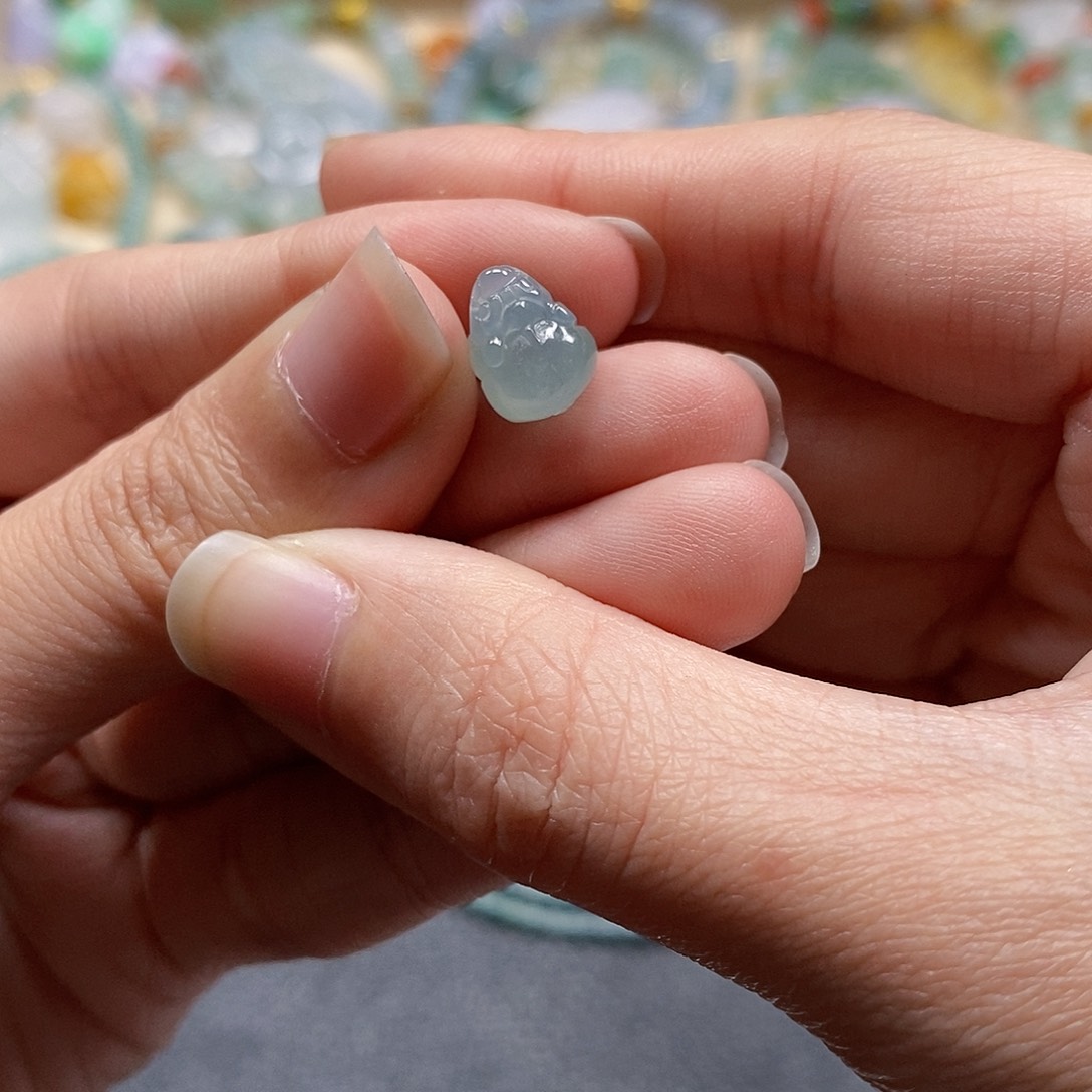 翡翠颈饰未镶嵌闪