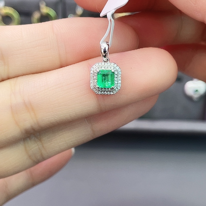 祖母绿颈饰18K金镶嵌0.60克拉