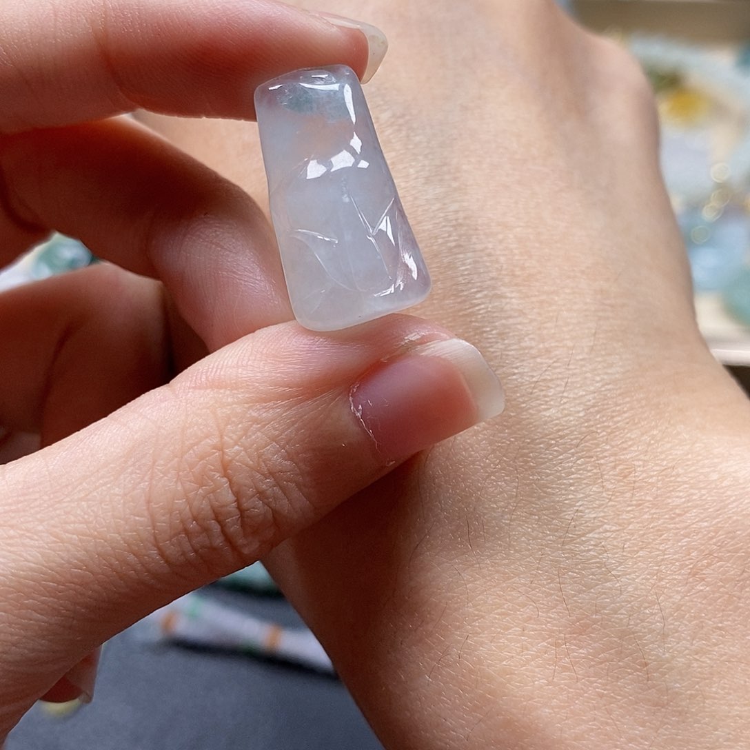 翡翠颈饰未镶嵌闪