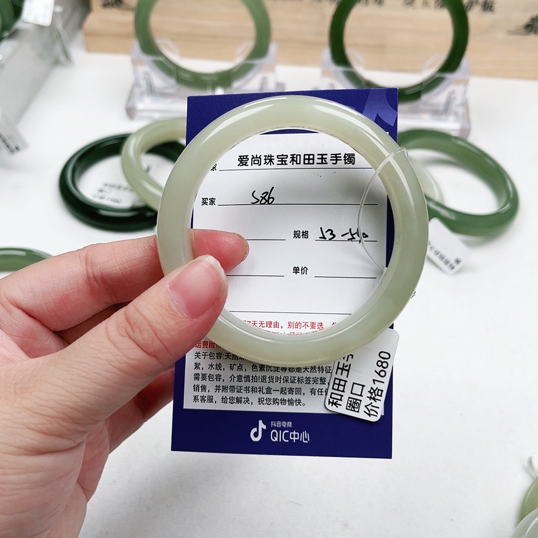 和田玉手镯未镶嵌?****)