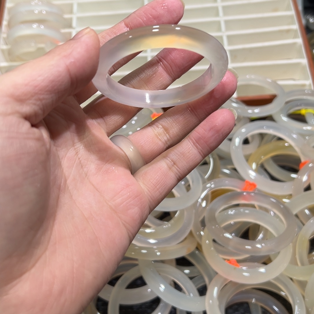 玛瑙/玉髓未镶嵌手镯50圈微瑕18