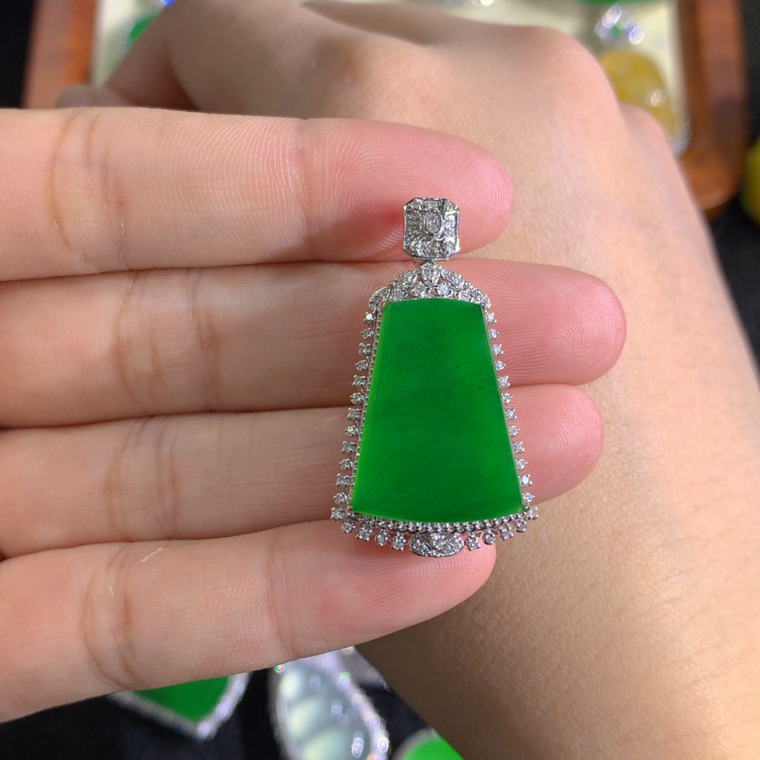 翡翠18K金镶嵌颈饰