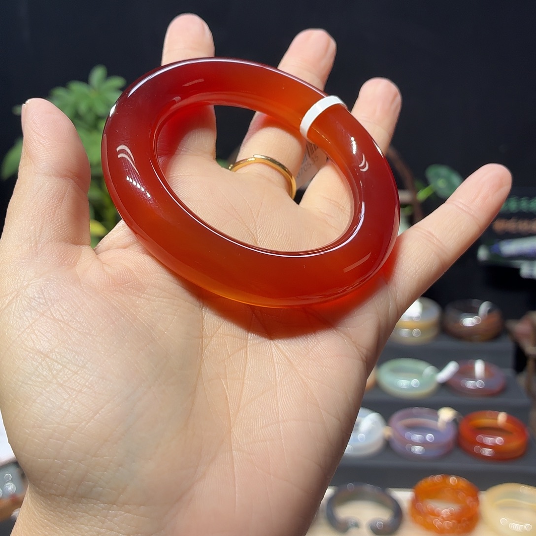 是***呀玛瑙/玉髓未镶嵌手镯