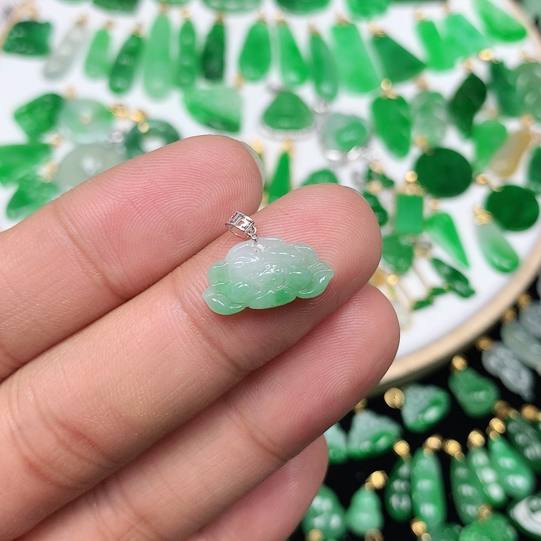 翡翠颈饰18K金镶嵌小巧精美飘阳绿小莲花