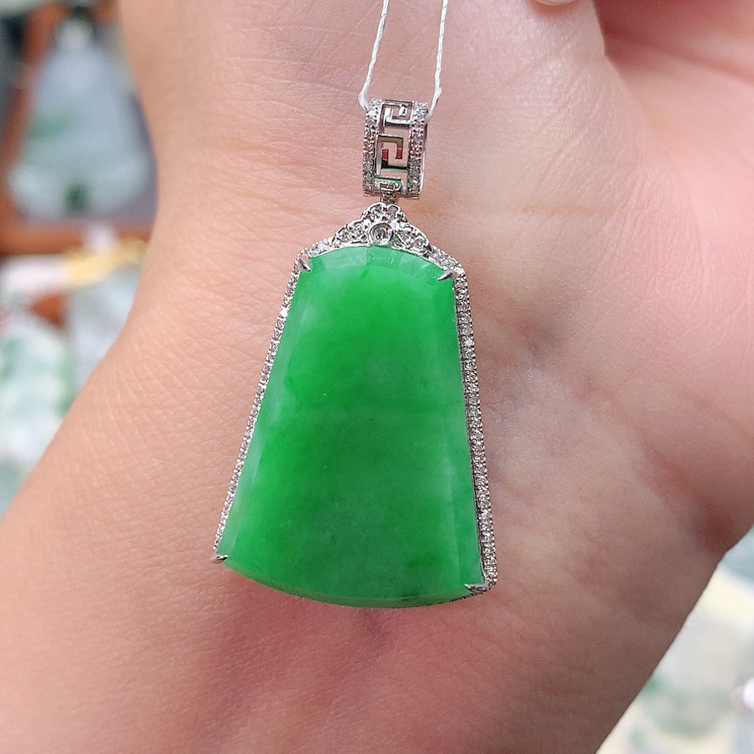 颈饰18K金镶嵌翡翠无事牌