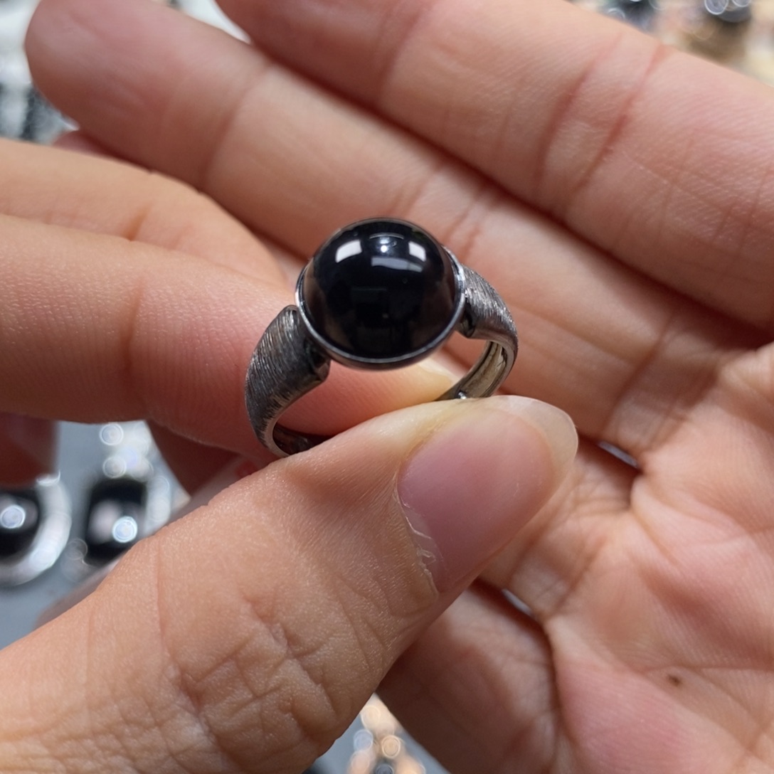 18K金镶嵌戒指翡翠墨翠