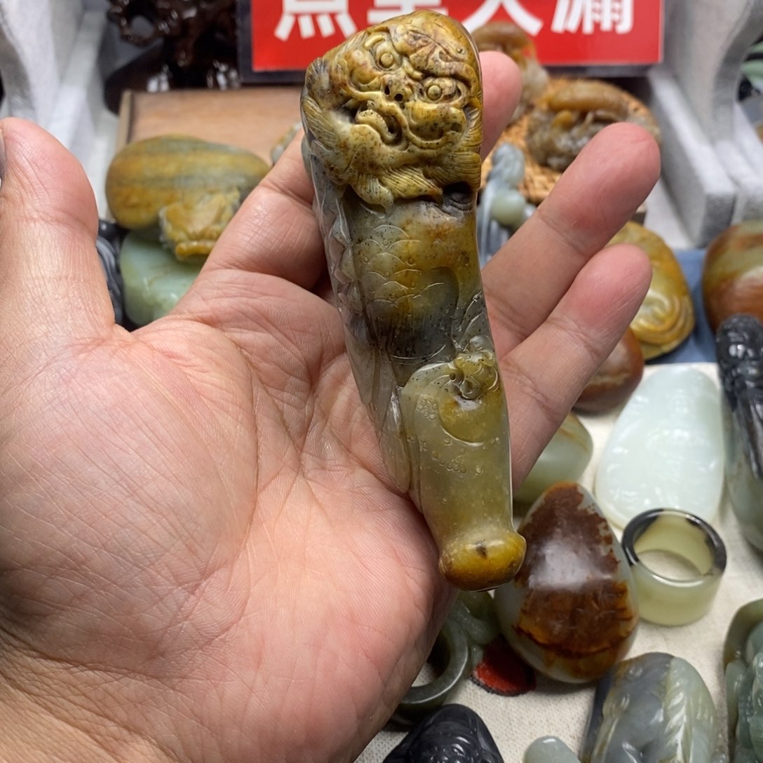 和田玉未镶嵌把件红***杞
