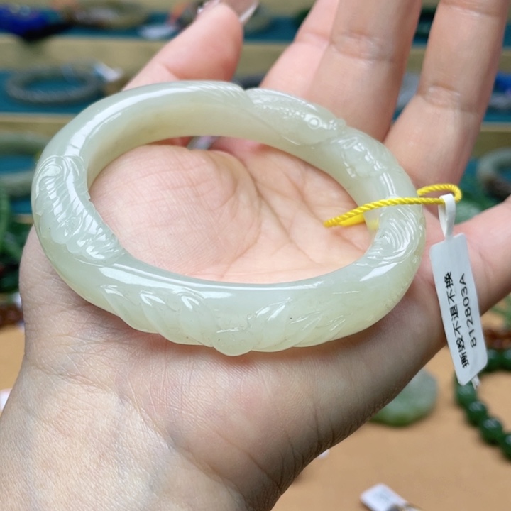 和田玉手镯57圈口。编号9未镶嵌