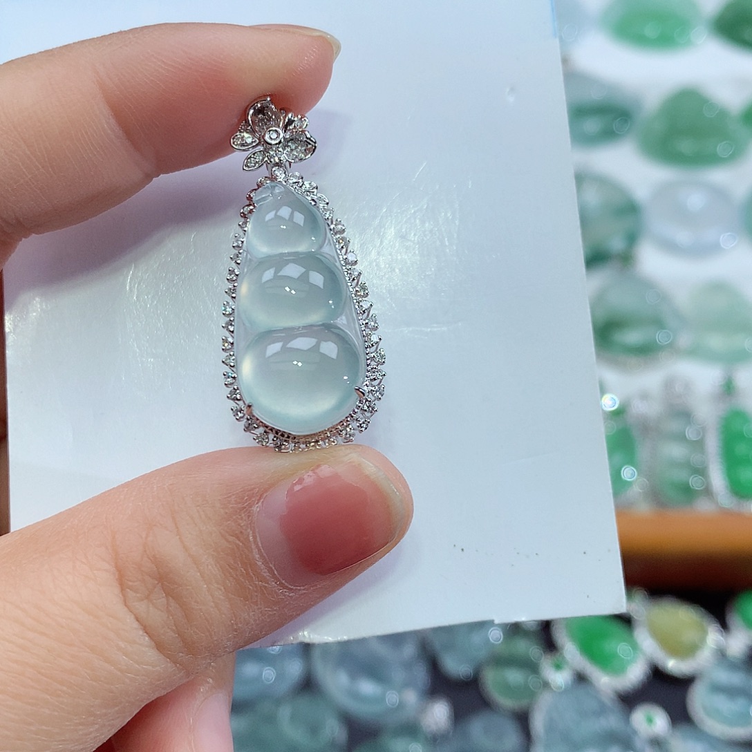 翡翠18K金镶嵌颈饰豆子