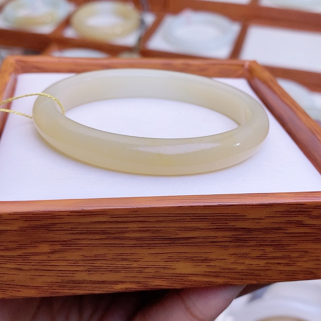 和田玉手镯未镶嵌52.6