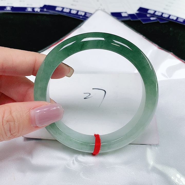 翡翠手镯未镶嵌翡翠手镯未镶嵌