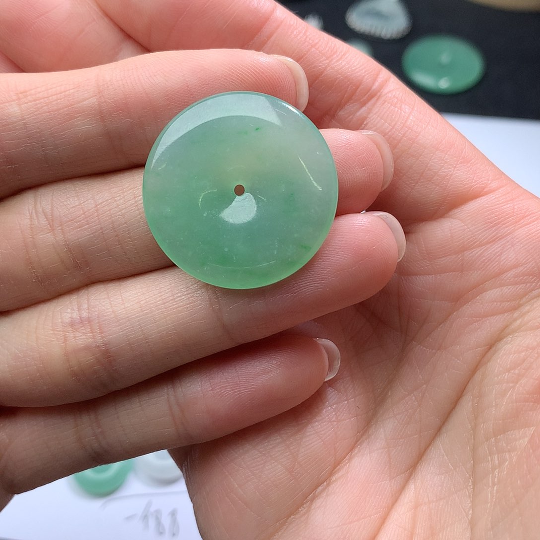 翡翠裸石翡翠冰绿扣子