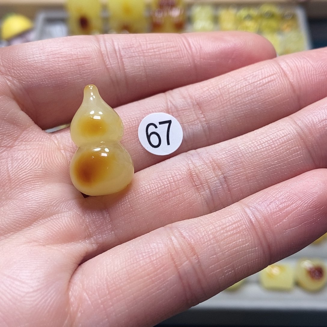 琥珀裸石未镶嵌?**猫，