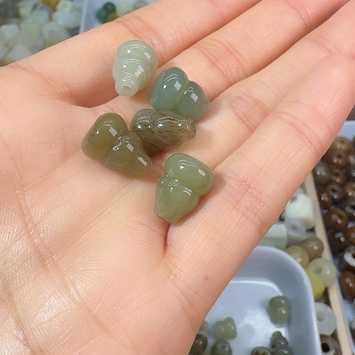 和田玉（糖玉）未镶嵌颈饰一组5个9.13