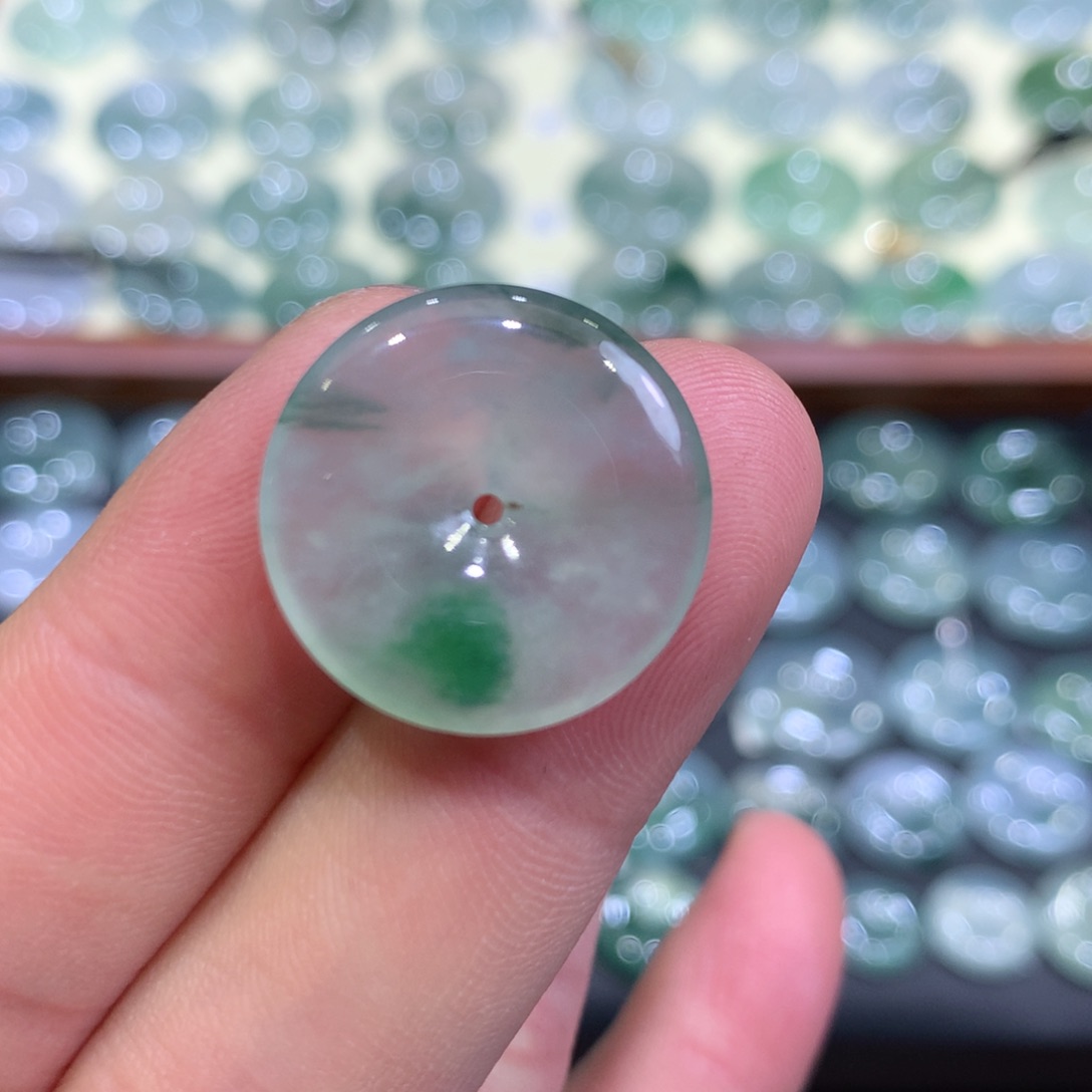 翡翠颈饰未镶嵌平安扣